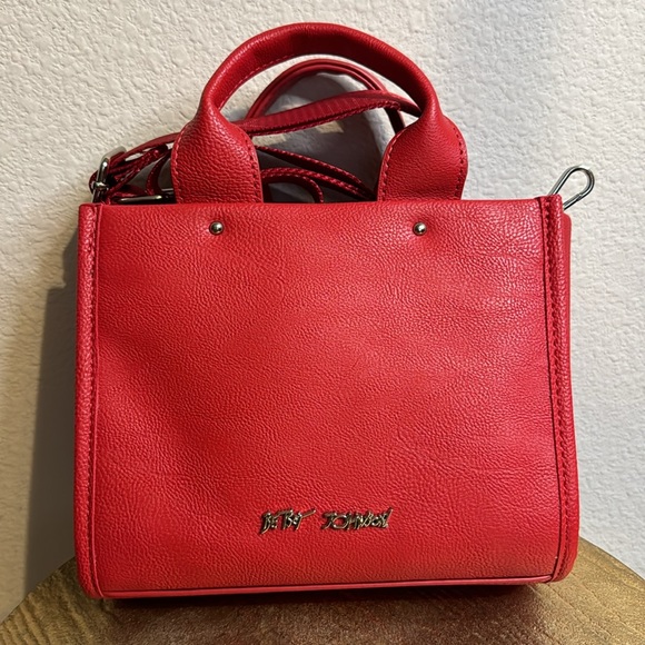 BETSEY JOHNSON XOHARLYS NWT Small lip/kiss tote/crossbody bag-red NWT - Picture 4 of 10